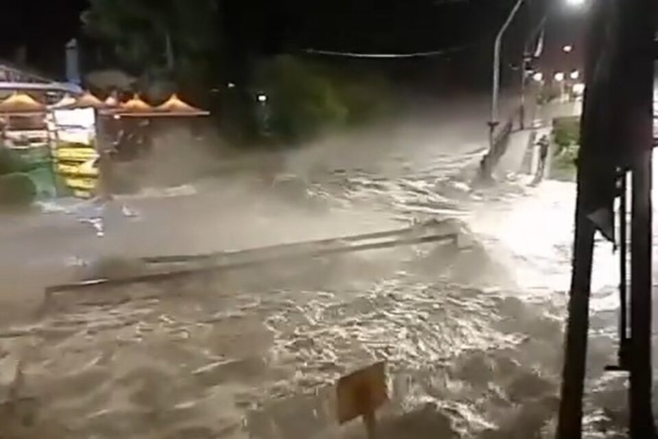 Por el temporal en Córdoba, desbordó el arroyo de Villa General Belgrano. Foto: captura de video