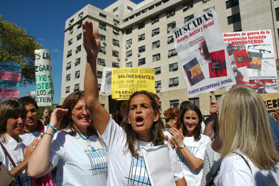 Detrás de Cecilia Pando asoma la cabeza de Victoria Villarruel durante una marcha hecha en diciembre de 2005. (Fuente: Enrique García Medina)