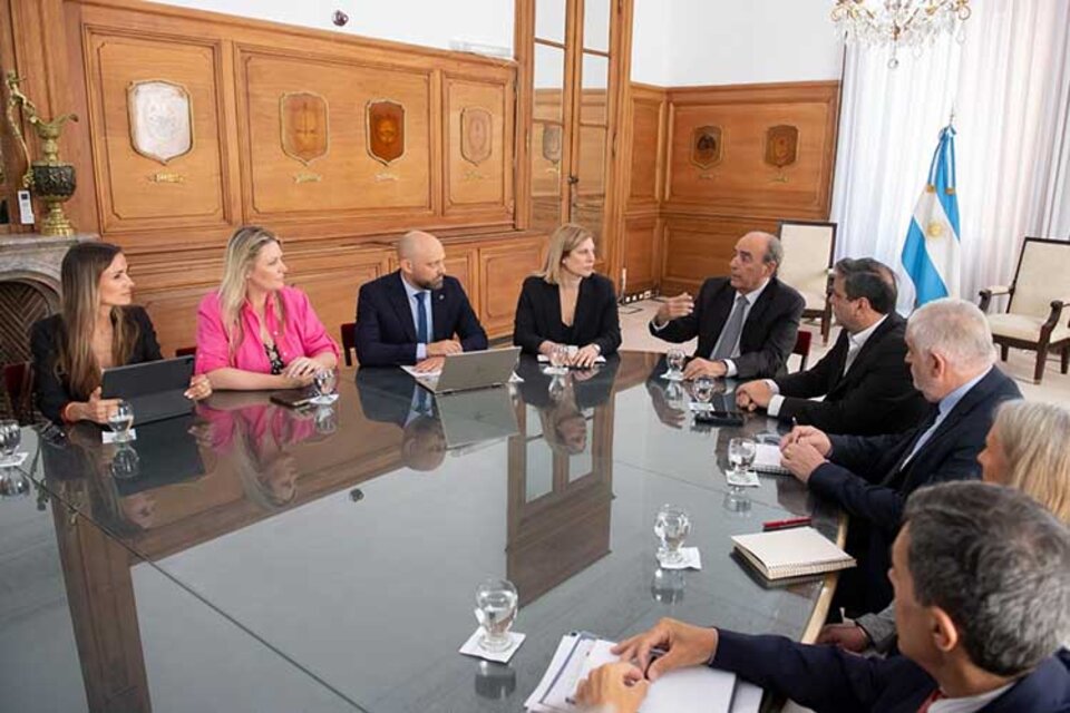 La vicegobernadora Scaglia y el ministro Puccini con Francos en La Rosada.