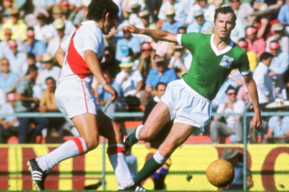 Beckenbauer en acción contra Perú durante el Mundial del '70 (Fuente: NA)