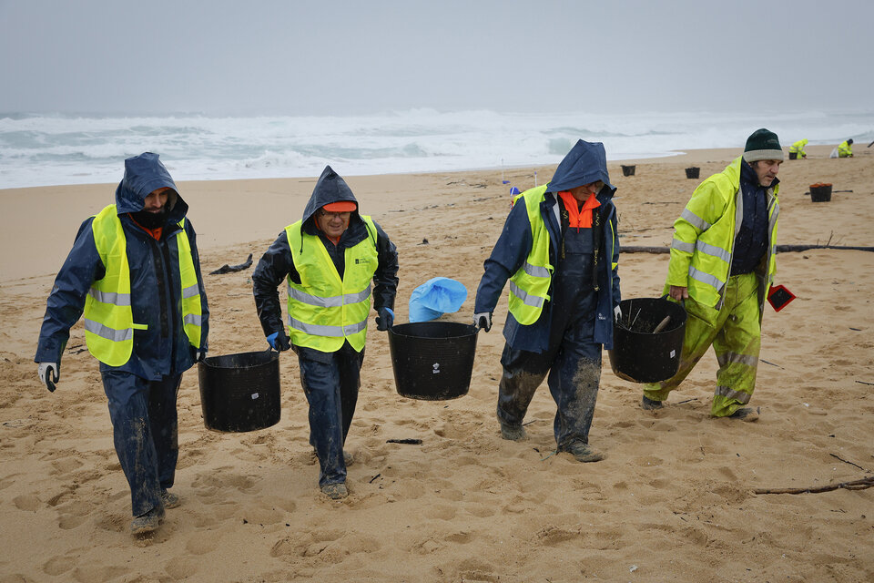 Millones de pellets contaminan la costa de Galicia (Fuente: EFE)