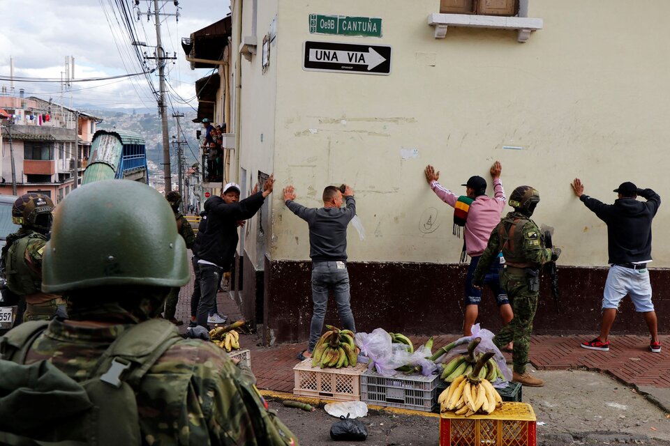 Militares controlando a vendedores callejeros en Quito (Fuente: AFP)