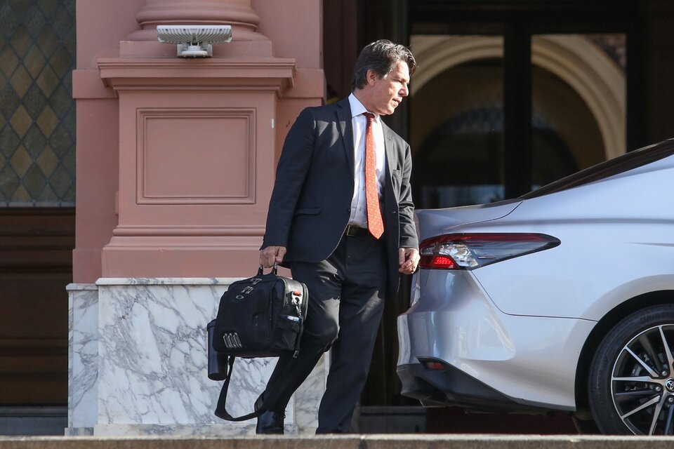 El jefe de Ministros, Nicolás Posse, se retira de la Casa Rosada. (Fuente: NA)