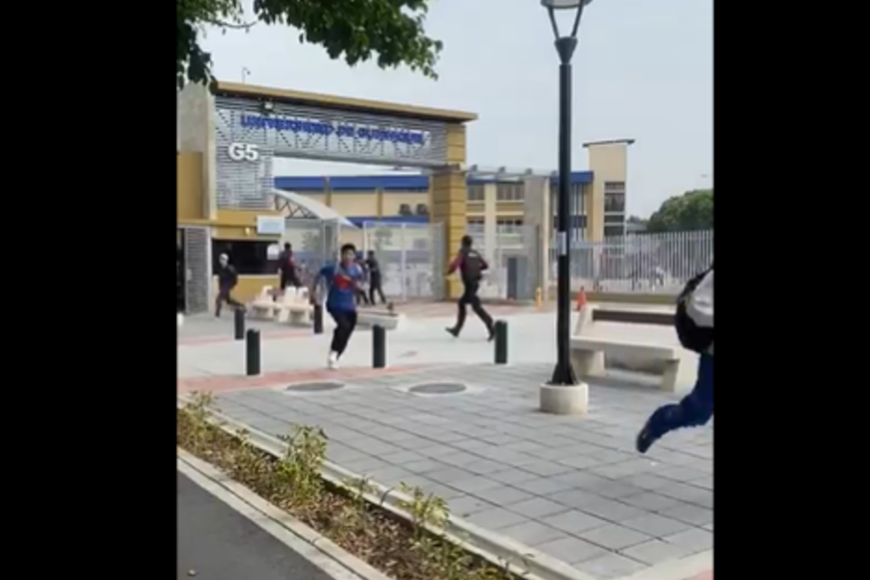 Los estudiantes corren en la puerta de la Universidad de Guayaquil ante el ataque del grupo comando. (Foto: Captura de video)