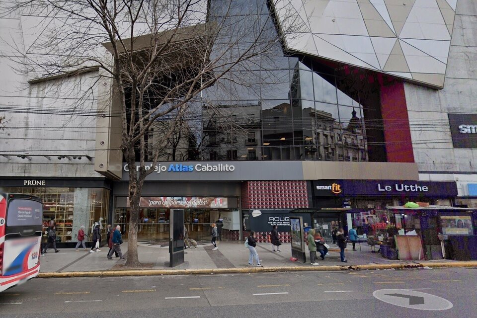 Policías ingresaron a las salas del Cine Atlas de Caballito en plena proyección por una amenaza de bomba. (Fuente: Google Street View)