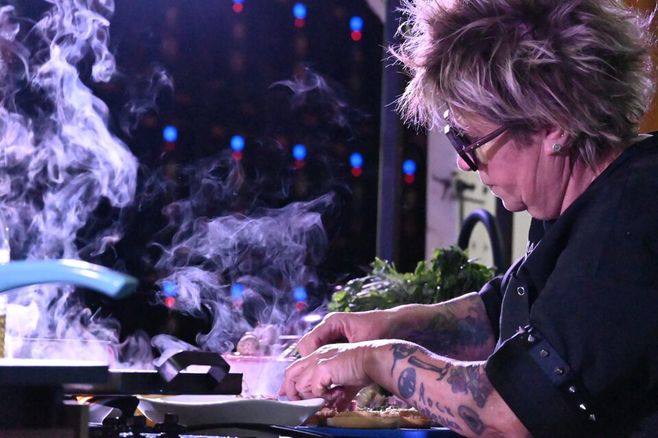 Mónica Borda, más conocida como madame Papín, la cocinera tatuada de los mediodías de la TV Pública