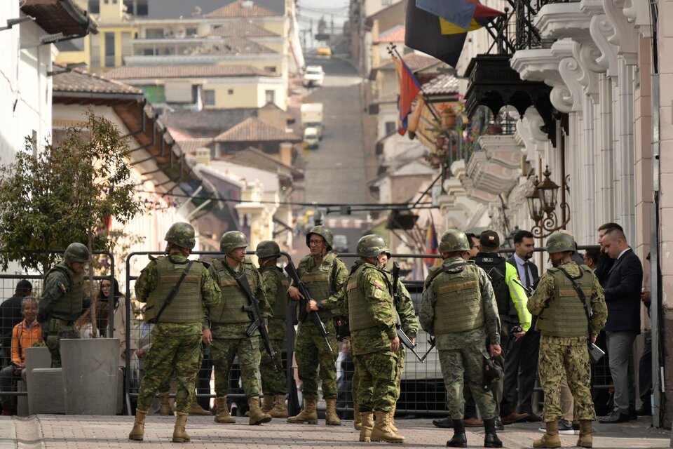 Fuerzas de seguridad custodian el Palacio Carondelet, sede del gobierno ecuatoriano, en Quito. (Fuente: AFP)