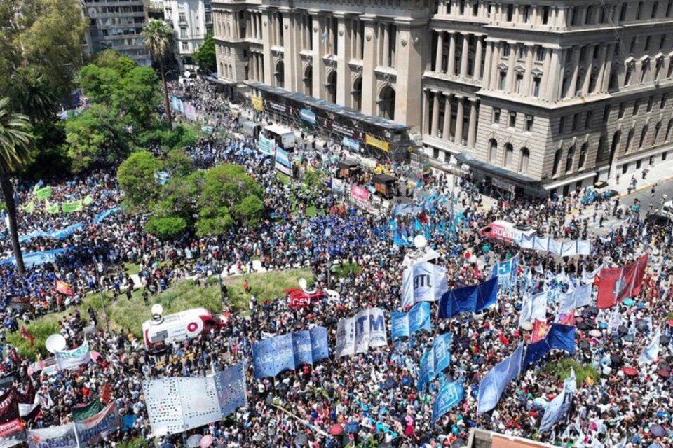 La CGT y otras organizaciones gremiales y sociales impulsan una masiva marcha este 24 de enero en contra del gobierno de Javier Milei. (Fuente: Télam)