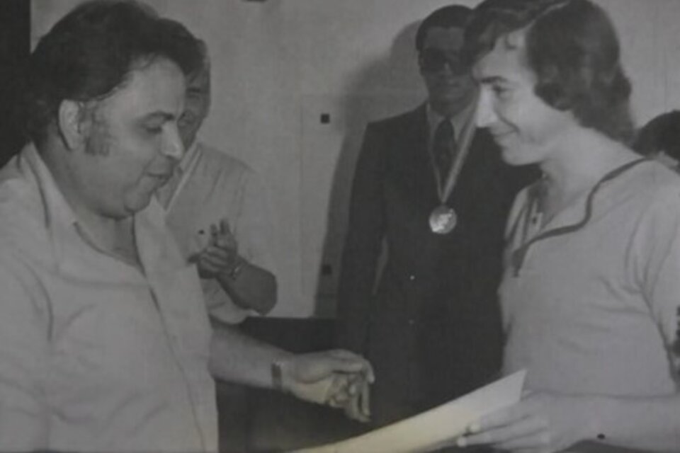 Luis Plaza (Izquierda) entrega reconocimiento a deportista en la cena de fin de año del Club Gimnasia y Tiro. (Fuente: Mediateca del Archivo Histórico de Salta)