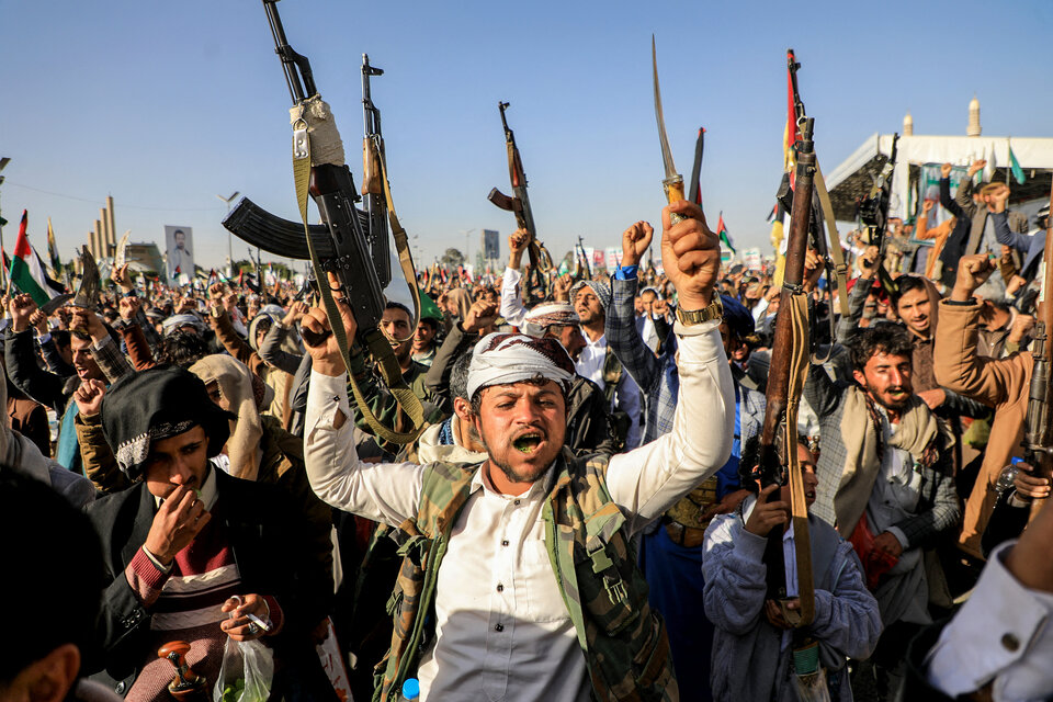 Milicianos hutíes alzan sus armas en protesta contra el bombardeo en Sanaa. (Fuente: AFP)