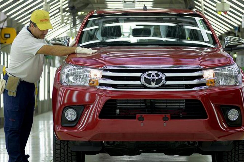 Toyota dejó trascender que la compra de los bonos para importadores fue la única salida que encontraron para continuar con las operaciones. (Fuente: Télam)