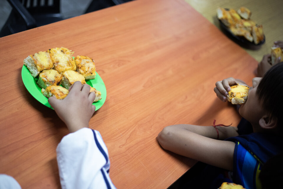 Cada vez más alumnos deben desayunar y almorzar en escuelas estatales del país (Fuente: Joaquín Salguero)