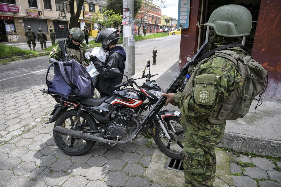 Requisan en Quito a un motociclista en el marco delestado de emergencia. (Fuente: AFP)