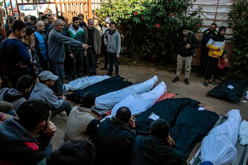 Cadávers apilados afuera del hospital Nasser tras un ataque a Khan Yunis la semana pasada. (Fuente: AFP)