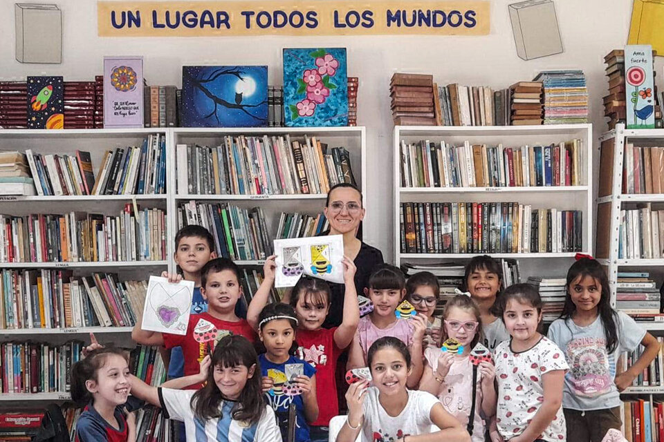 Los chicos de Mocoretá, Corrientes, disfrutando de su biblioteca.