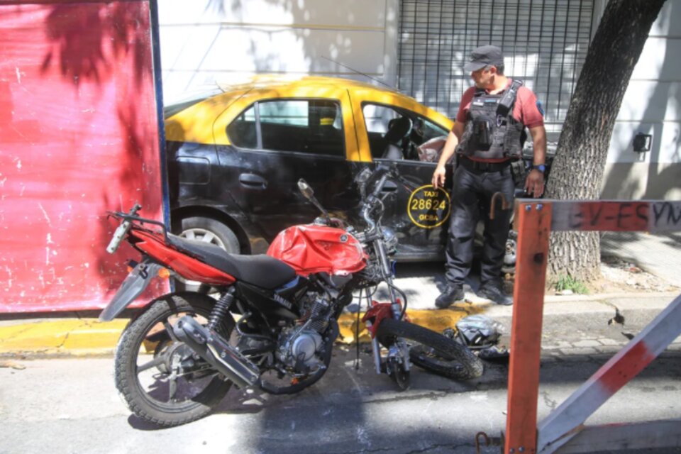 Una persona murió tras el choque de una moto robada con un taxi en el barrio de Caballito. (Fuente: NA)