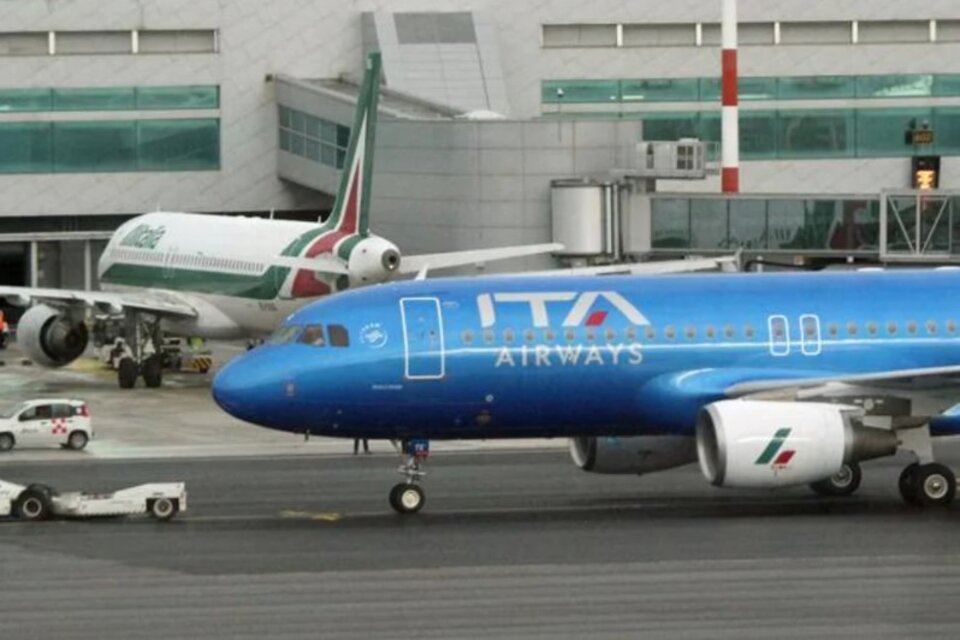Un avión que venía de Roma a Buenos Aires debió aterrizar de emergencia en Montevideo por la muerte de un pasajero  (Fuente: NA)
