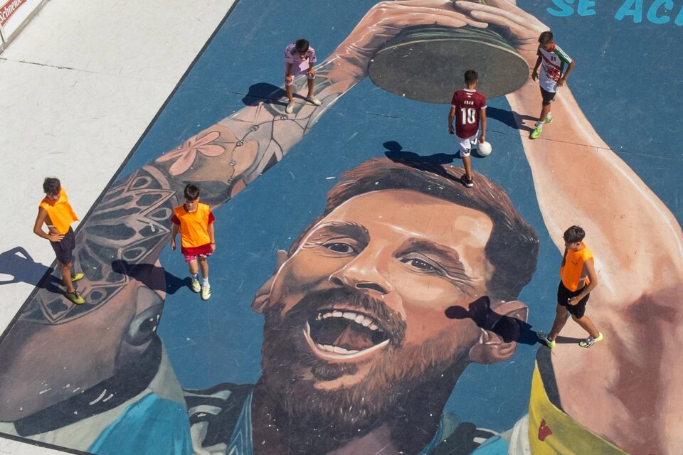 Dos artistas pintaron un mural gigante de Lionel Messi a metros de una playa de Mar del Plata. (Fuente: Télam)