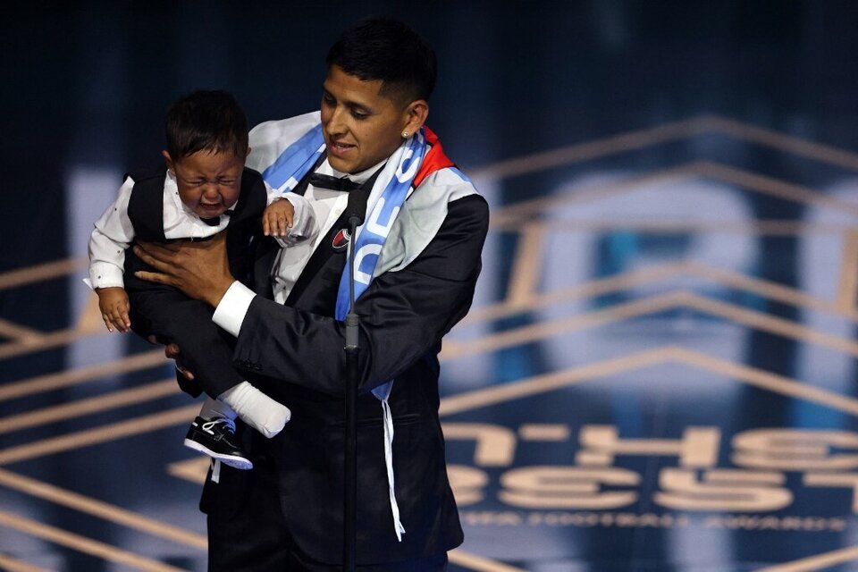 Daniel Iñíguez subió a recibir el premio al "Mejor Aficionado" junto a su hijo.  (Fuente: AFP)