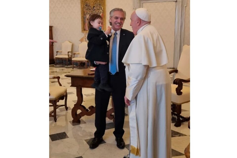 Alberto Fernández y su hijo con el Papa Francisco.