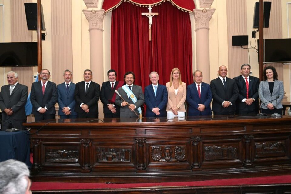 Gustavo Sáenz (con el bastón) en la toma de juramente a sus ministros