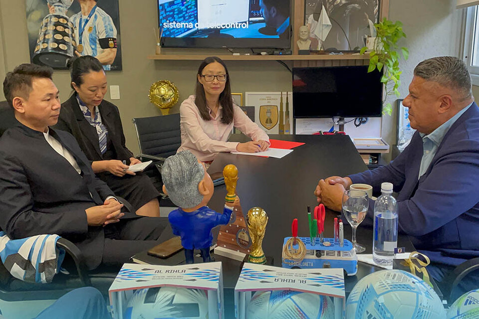 Reunión de negocios en AFA entre Chiqui Tapia y el empresario chino Liu Wei (Fuente: Prensa AFA)