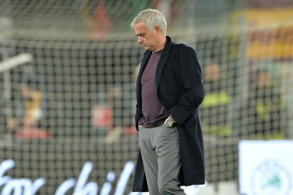 Mourinho llegó a Roma a mediados de 2021 y llevó al equipo a dos finales continentales (Fuente: AFP)