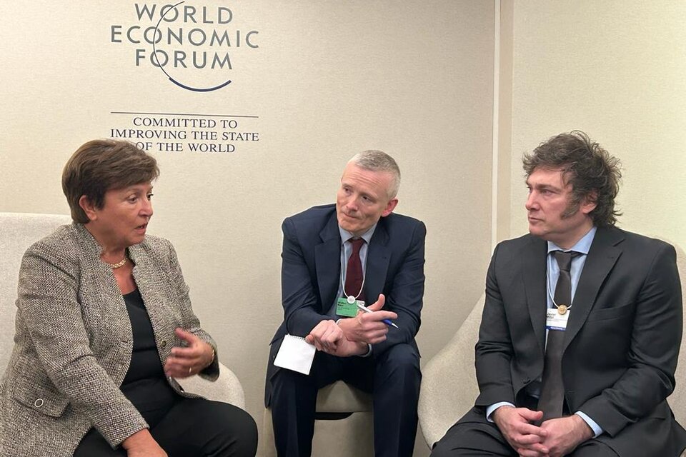 La directora gerenta del FMI, Kristalina Georgieva, conversando con el presidente Milei. (Fuente: NA)