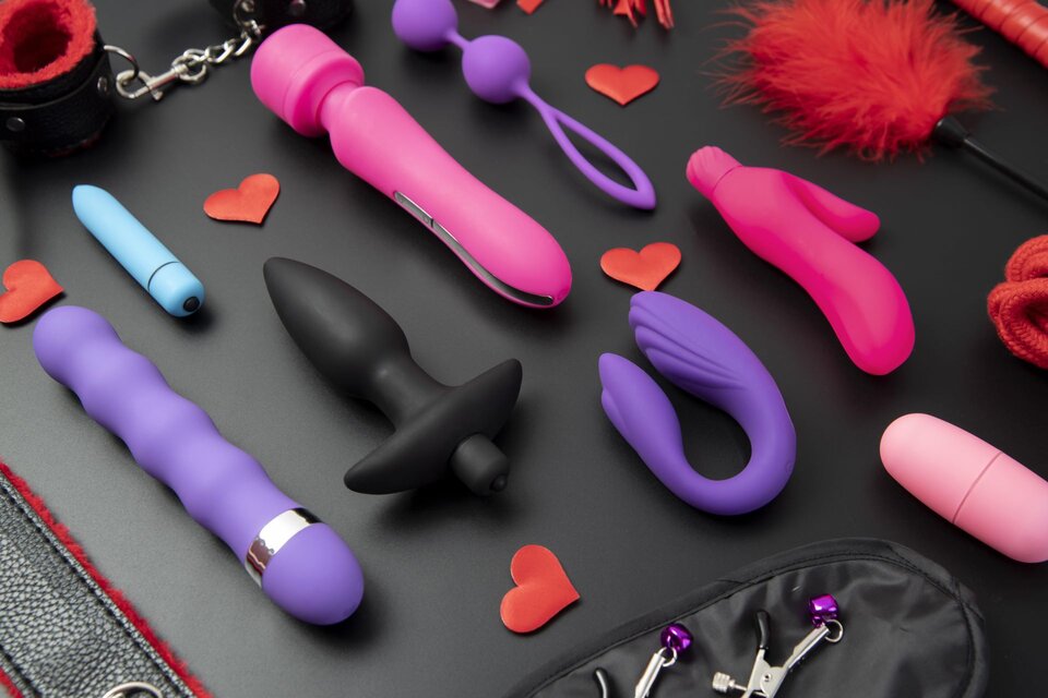 Gozar y ayudar: lanzan una línea de juguetes sexuales a beneficio de la Fundación Huésped 