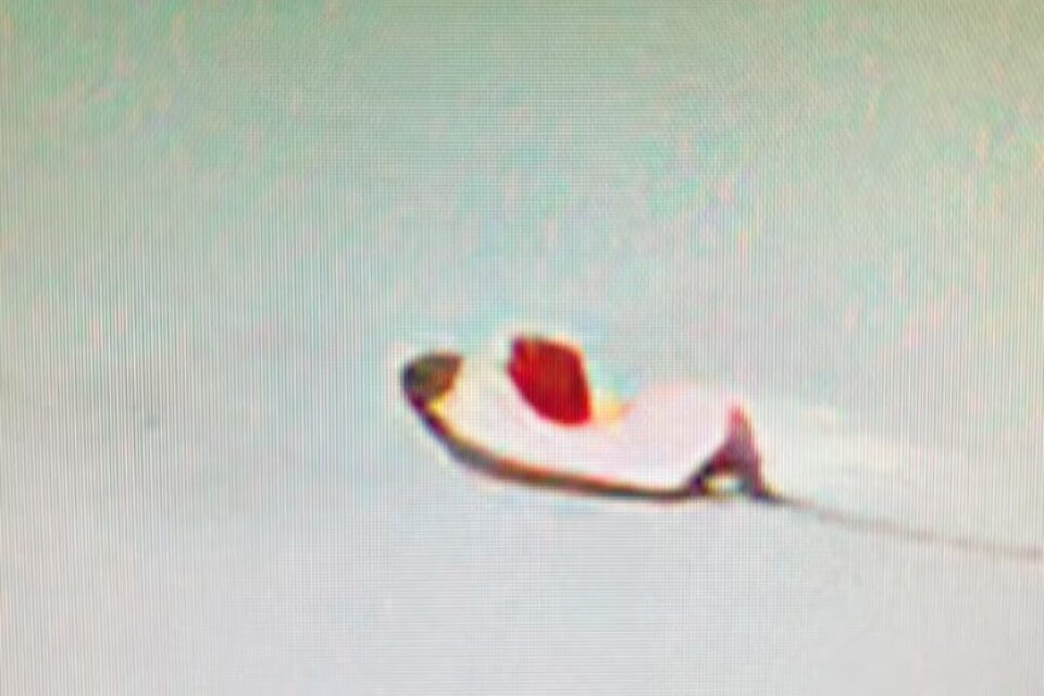 Pescadores desaparecidos en Pinamar: un piloto aportó la foto de un objeto similar al kayak de los amigos. (Imagen: gentileza familia Román)