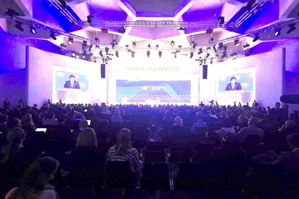La sala en la que habló Milei en Davos, con muchos asientos vacíos.  (Fuente: Twitter)