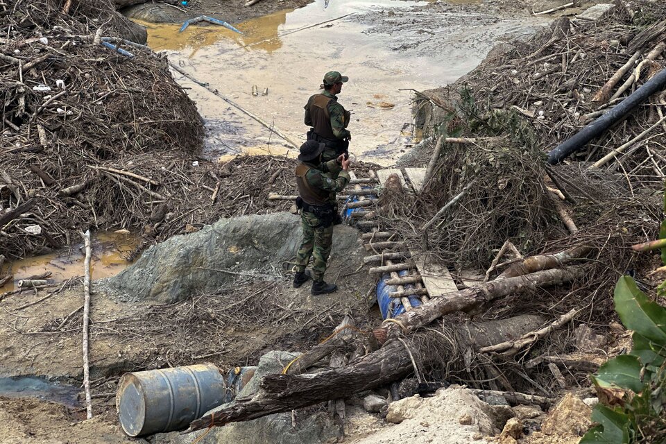 La minería ilegal destruye la selva y contamina los ríos, en territorio indígena. (Fuente: AFP)