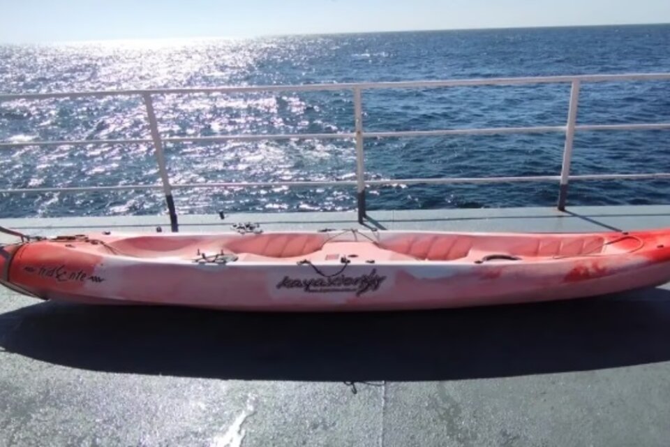 El kayak hallado por personal de Prefectura Naval Argentina.