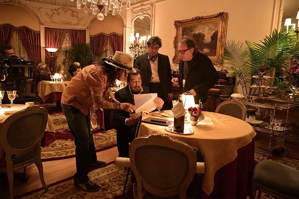 En las imágenes de lo ve a Depp dirigiendo su elenco, incluido Pacino. (Fuente: The Hollywood Reporter)
