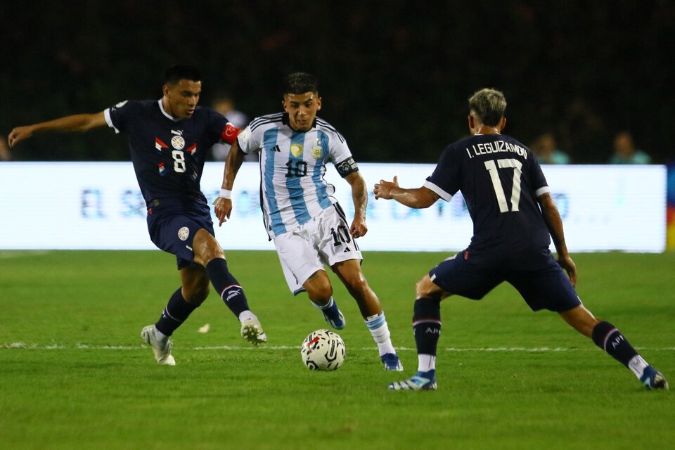 Thiago Almada (Atlanta United) intenta ante Diego Gómez (Inter Miami) e Iván Leguizamón (San Lorenzo). (Fuente: AFP)