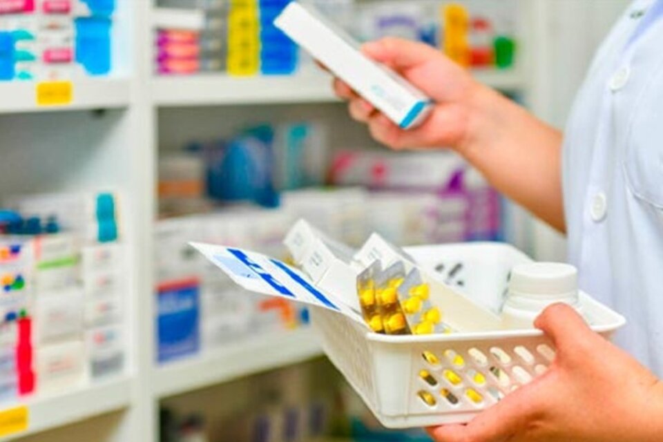 Marcha atrás en el mega DNU: podrán poner marcas en las recetas y no venderán medicamentos fuera de las farmacias (Fuente: Télam)