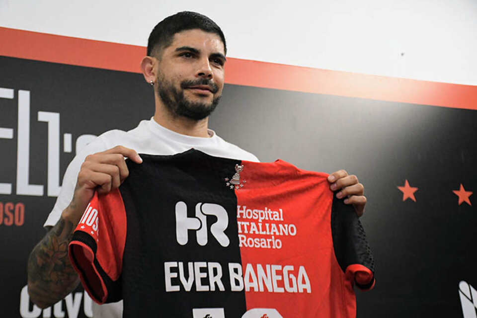 Banega firmó por dos años y dijo que le gustaría terminar su carrera en Newell's. (Fuente: Sebastián Granata)