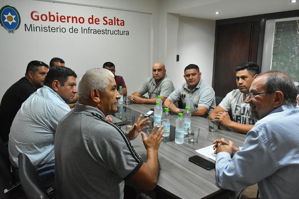 El ministro de Infraestructura, Sergio Camacho, en reunión con delegados de la UOCRA. 