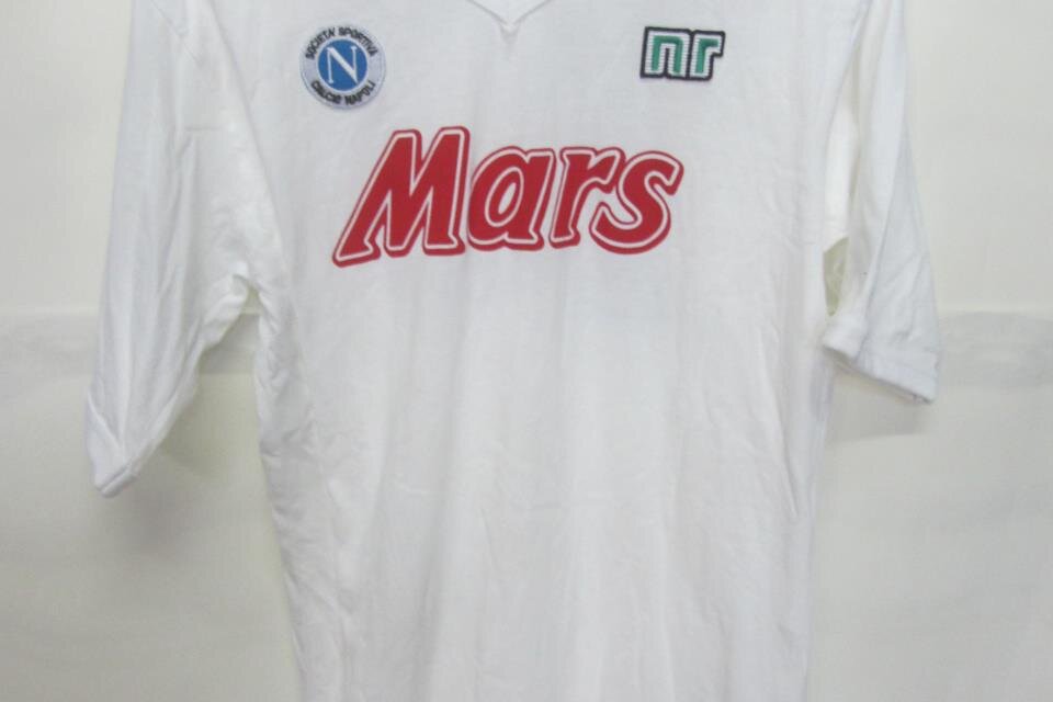 La camiseta que Maradona usó en el Napoli de Italia.