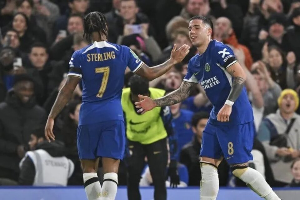 Fernández celebra con Sterling su gol para Chelsea