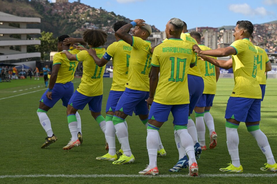 Festejo de Brasil para el gol de Endrick, a los 4 minutos.