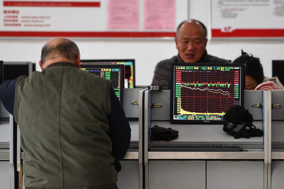 Inversores en Fuyang, en la provincia oriental china de Anhui (Fuente: AFP)