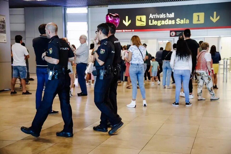  Un grupo de agentes de Policía Nacional vigilan el aeropuerto de Madrid Barajas (Fuente: Europa Press)