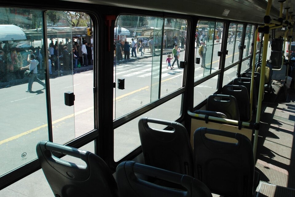 A qué hora empieza el paro de colectivos hoy y qué líneas no funcionarán. (Fuente: NA)