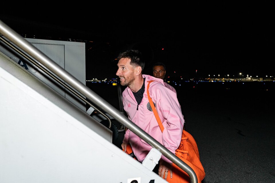 Messi sube al avión rumbo a Arabia Saudita. (Fuente: @InterMiamiCF)