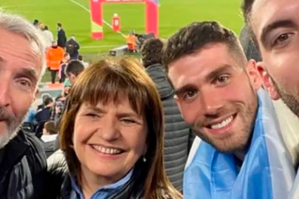 Berlín junto con Bullruch en una cancha de fútbol.
