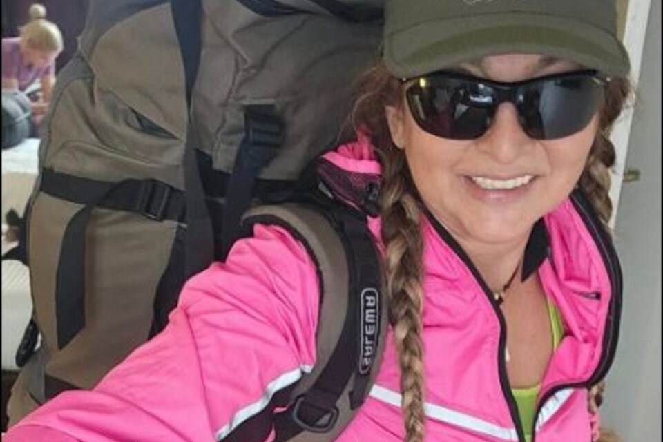 Mihaela Gabi Ianosi, mochila cargada, a punto de salir hacia el Aconcagua. Imagen Faceebook