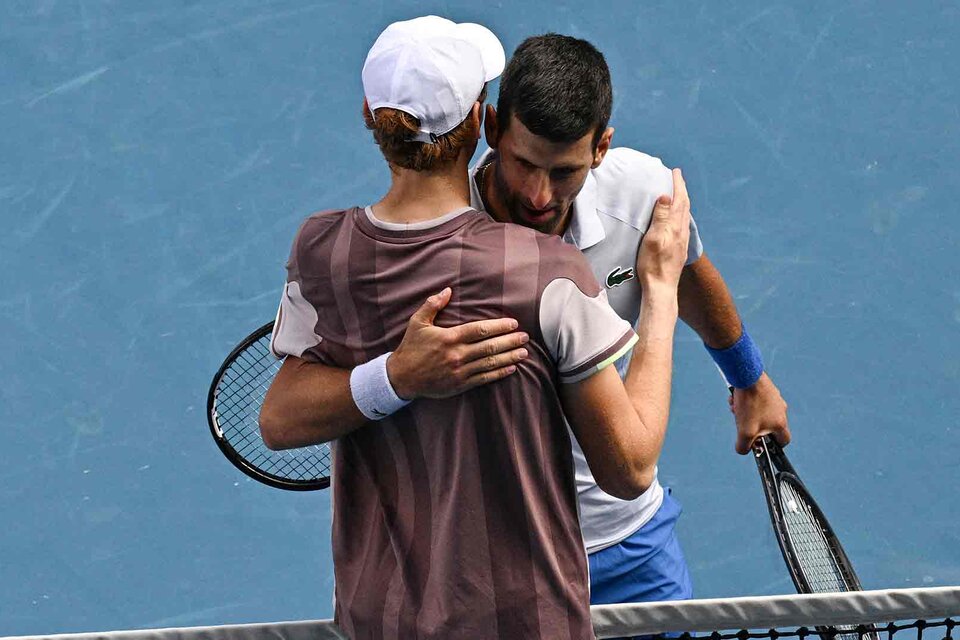 El abrazo entre Sinner y Djokovic.  (Fuente: ATP)