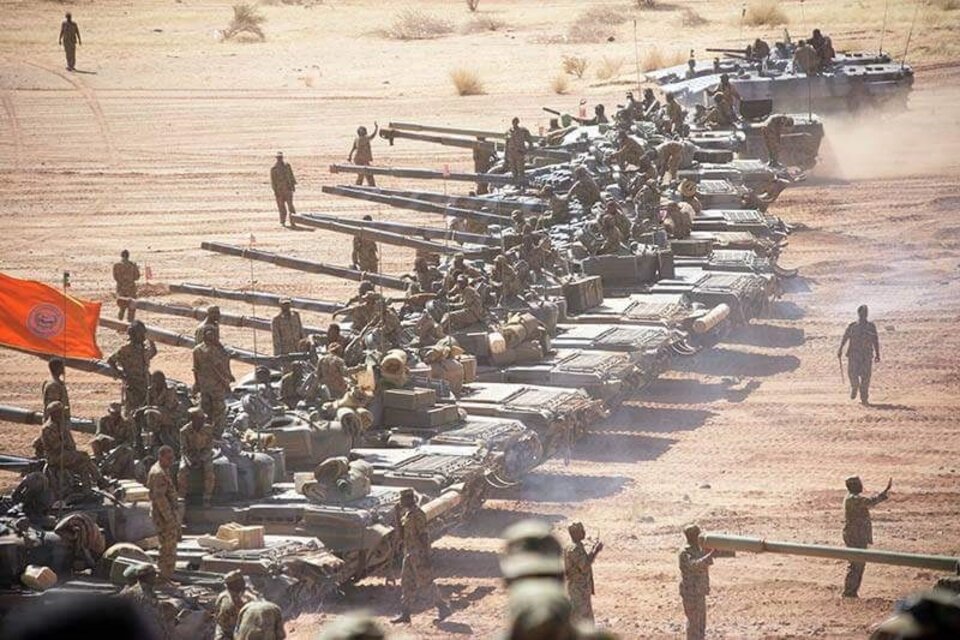 El ejército oficial de Sudán entrena en el desierto.