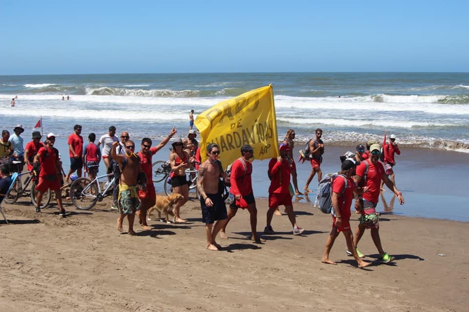 Solicitaron a turistas y residentes que no entren al mar. Imagen: Facebook Asociación de Guardavidas de Pinamar.